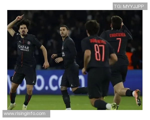 皇马与拜仁激战中的争议判罚引发球迷热议与媒体关注