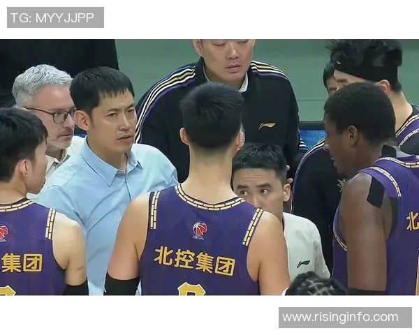 北控与辽宁激战正酣双方球员拼尽全力争夺胜利 北控与辽宁激战正酣双方球员拼尽全力争夺胜利